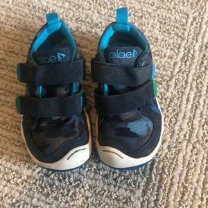 Plae shoes size 8, youth